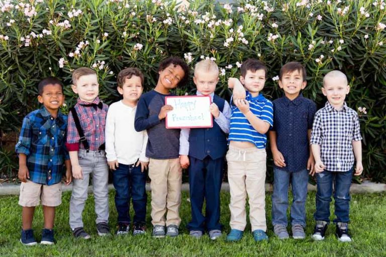 cute class picture with preschoolers holding sign in honor of teacher all boys by danielle jacqueline photography in southern memphis tennessee